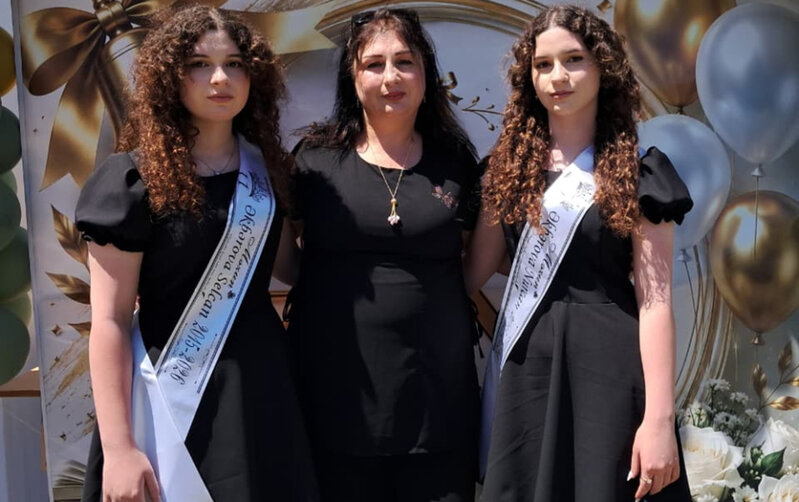 Əkiz bacılar eyni ixtisasa qəbul olundu