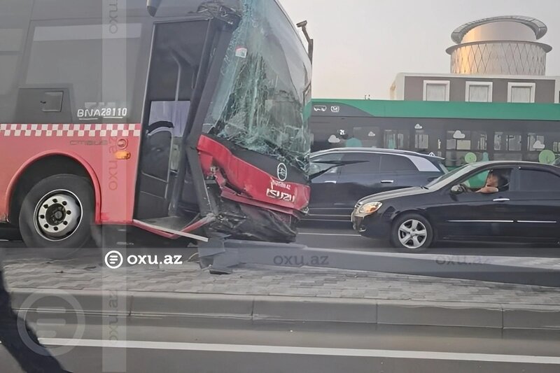Bakıda sərnişin avtobusu işıqfora çırpıldı