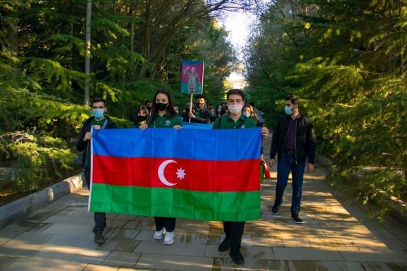 Könüllülər Bayraq Günü münasibətilə Ulu Öndərin məzarını və Şəhidlər Xiyabanını ziyarət ediblər - FOTO