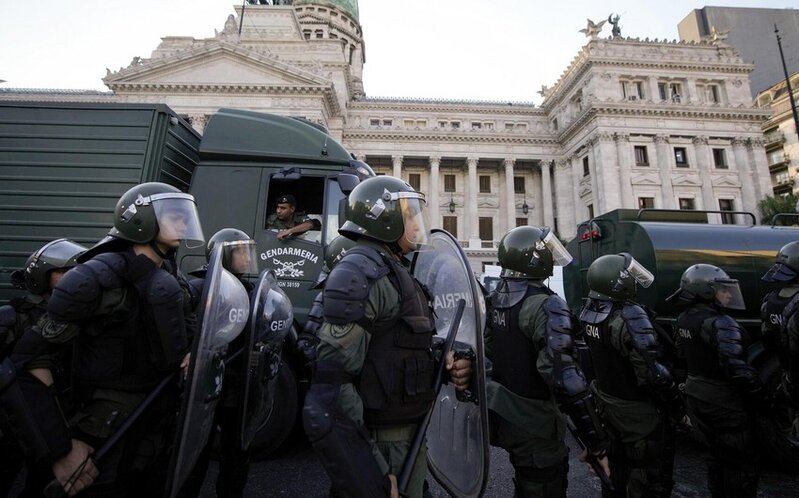 Argentina polisi etirazçıları dağıtmaq üçün gözyaşardıcı qazdan istifadə edib