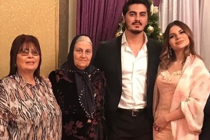 Aybəniz Haşımova qızının toy siyahısını hazırlayır