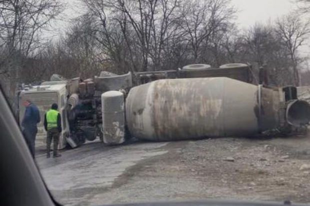 Xınalıq yolunda betonqarışdıran maşın aşdı