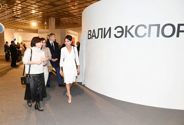 Birinci vitse-prezident 8-ci Moskva Beynəlxalq Müasir İncəsənət Bienallesi ilə tanış olub - FOTO