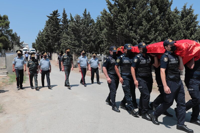 Vilayət Eyvazov vəfat edən polislə vida mərasimində - Foto
