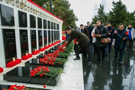 Azərbaycan könüllüləri 20 Yanvar şəhidlərinin xatirəsini yad ediblər - FOTOLAR