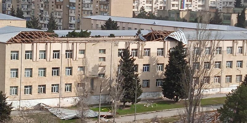 Güclü külək Bakıda bir məktəbin damını uçurdu - AÇIQLAMA+FOTO