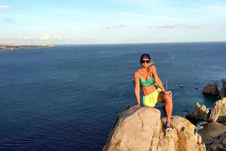 Dalğa şəkil çəkdirən turisti qayalara çırpdı – VİDEO