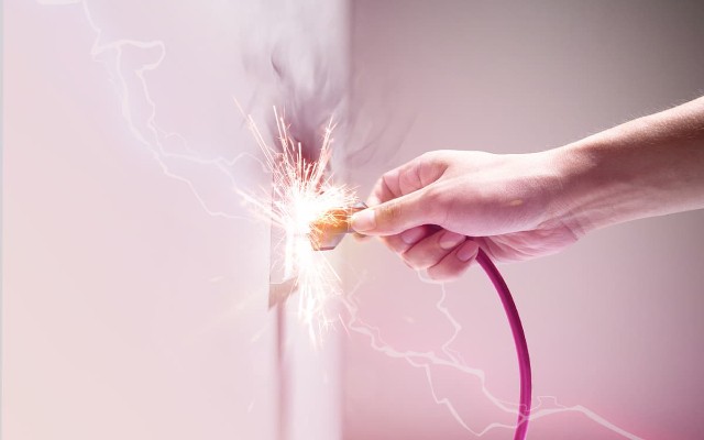 Masazırda qadını elektrik cərəyanı vuraraq öldürdü