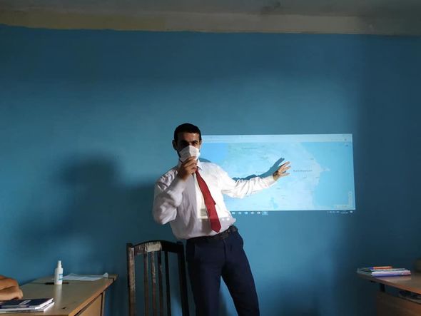 Ucqar kənddə çalışan azərbaycanlı müəllim distant təhsili fərqli üsulla əvəz etdi - FOTO