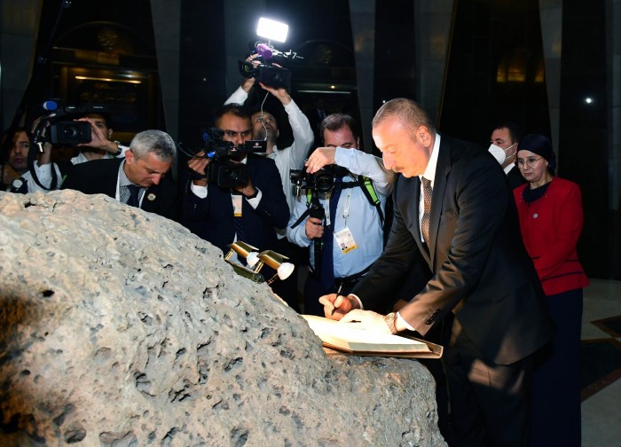 Prezident Əlcəzairdə Şəhidlər abidəsini və Milli Mücahidlər Muzeyini ziyarət etdi - YENİLƏNİB / FOTOLAR