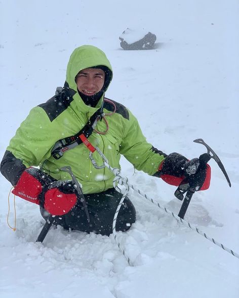 Ayaqları olmayan Rüstəm Nəbiyev Elbrus dağını əlləri ilə fəth etdi - FOTO/VİDEO