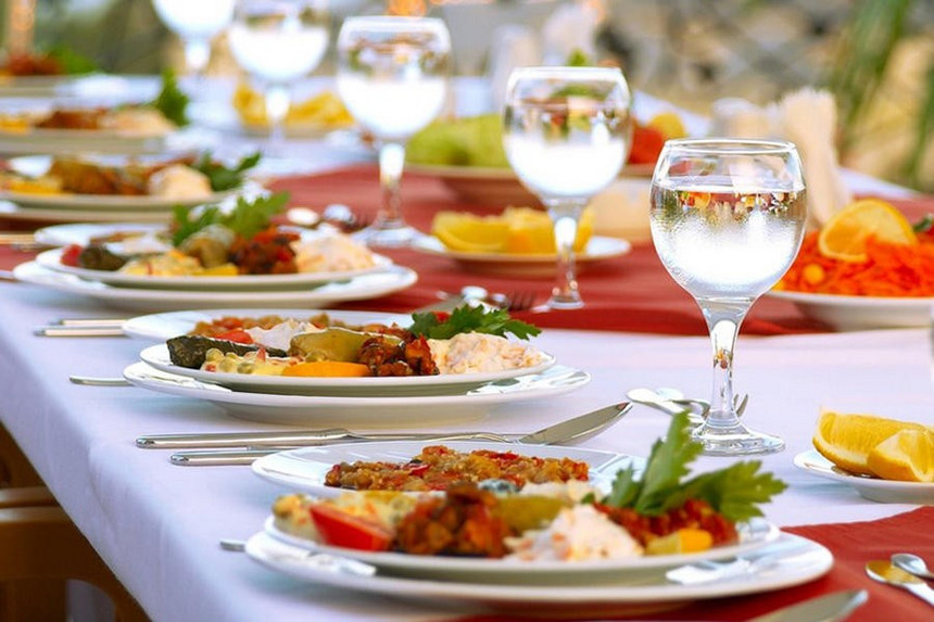 Karantin rejimini pozan restoran askarlanıb