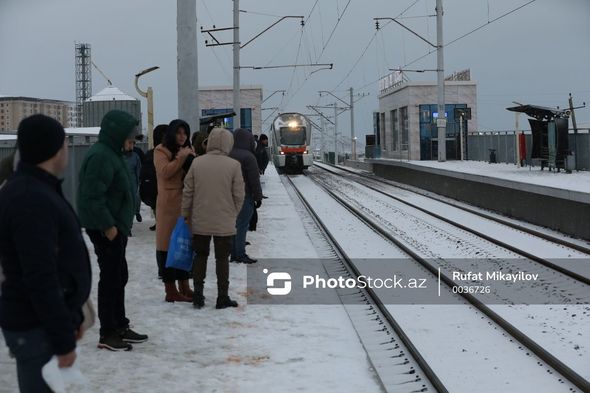 Ağ örpəyə bürünən Bakı küçələrindən FOTOREPORTAJ