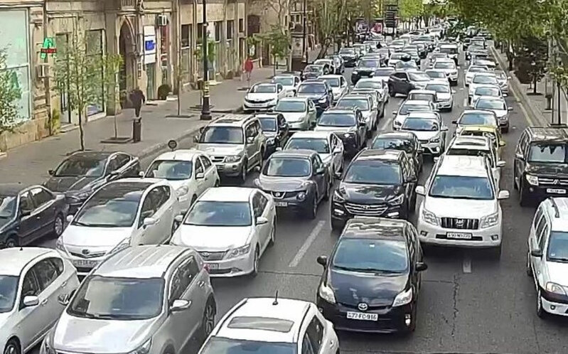 Bakının bir sıra yollarında sıxlıq yaranıb - SİYAHI