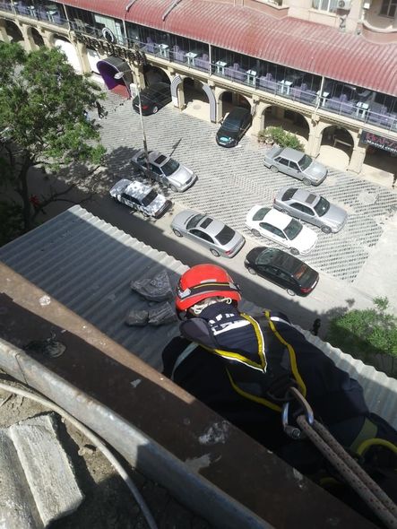 Bakıda binadan qopan beton parçaları təhlükə yaratdı - FOTO