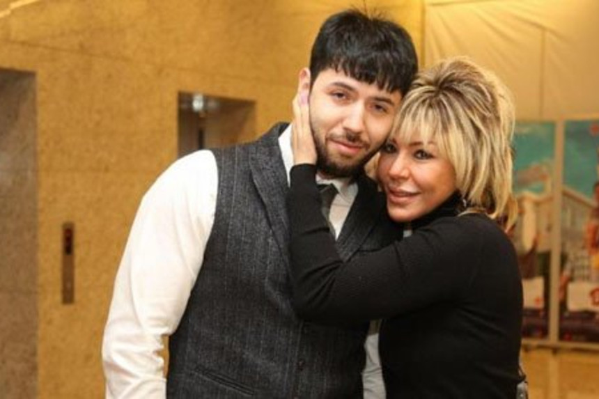 "Atam heç vaxt mənə əl qaldırmayıb. Məni döyən, küncdə saxlayan anam olub"