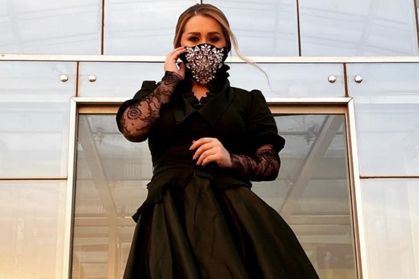 Xatirənin daş-qaşlı maskası...