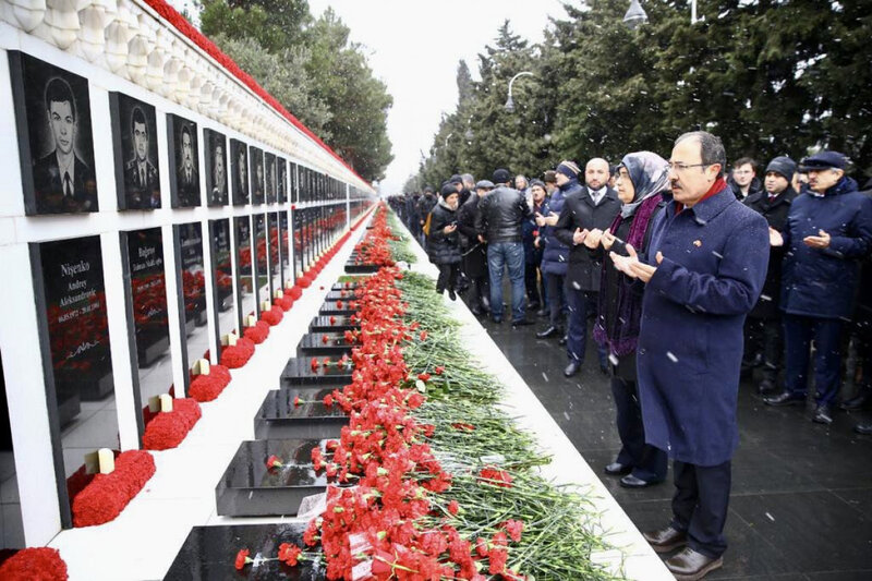 Türkiyə səfiri Şəhidlər Xiyabanını ziyarət etdi