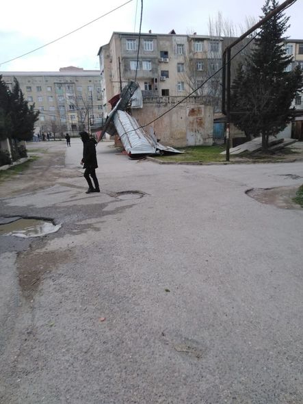Güclü külək Sumqayıtda binanın bir neçə ay əvvəl təmir olunmuş damını uçurub – FOTO 