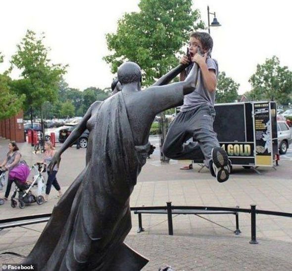 İndi də heykəllər "müqavimət göstərir" – FOTO