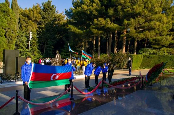 Könüllülər Bayraq Günü münasibətilə Ulu Öndərin məzarını və Şəhidlər Xiyabanını ziyarət ediblər - FOTO