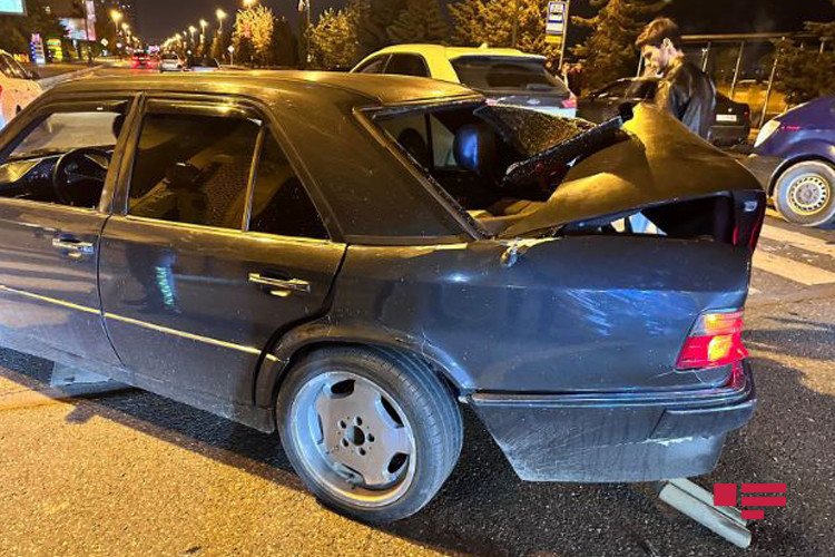 Bakıda piyadaya yol verən sürücü qəzaya uğradı - FOTO
