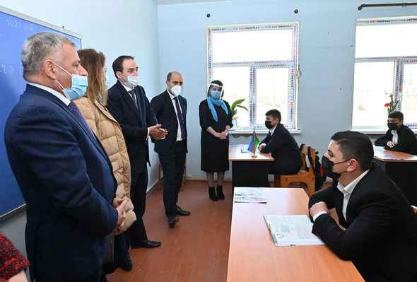 Nazir ermənilərin raket atdığı Gəncəyə baş çəkdi - FOTO