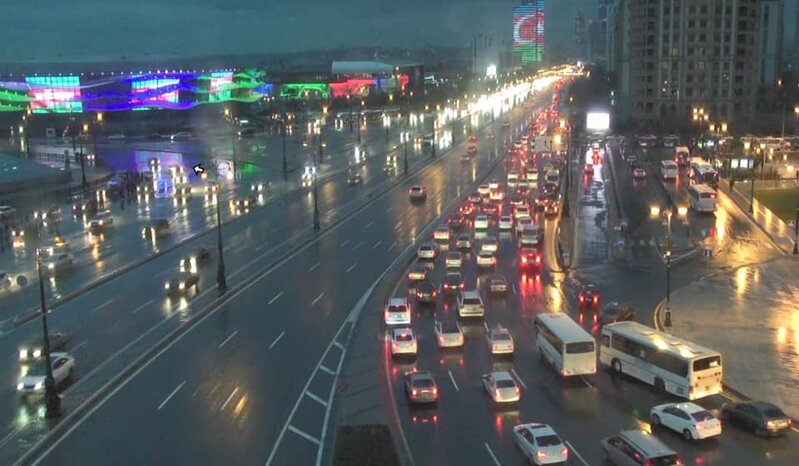 Yağış Bakının bəzi küçə və prospektlərində sıxlıq yaradıb, avtobuslar gecikir