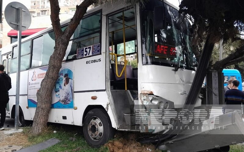 Bakıda sərnişin avtobusu ilə yük maşını toqquşdu - Yaralananlar var