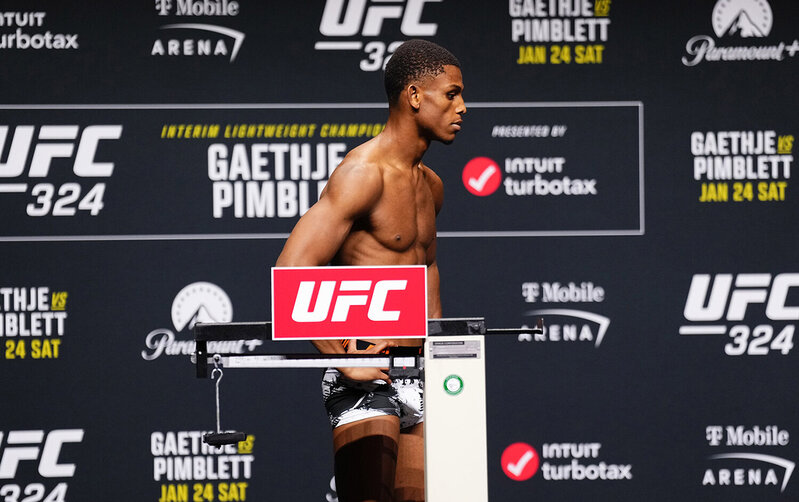 Çəkisini ölçdürəndən sonra huşunu itirdi - Döyüşü ləğv oldu