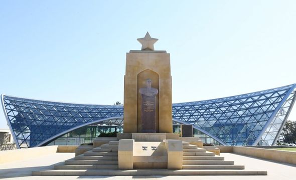 İlham Əliyev və Mehriban Əliyeva Həzi Aslanovun məzarını ziyarət ediblər - YENİLƏNİB + FOTO/VİDEO