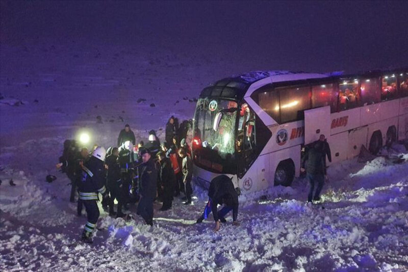 Türkiyədə sərnişin avtobusu dərəyə aşdı - Otuz nəfər xəsarət aldı