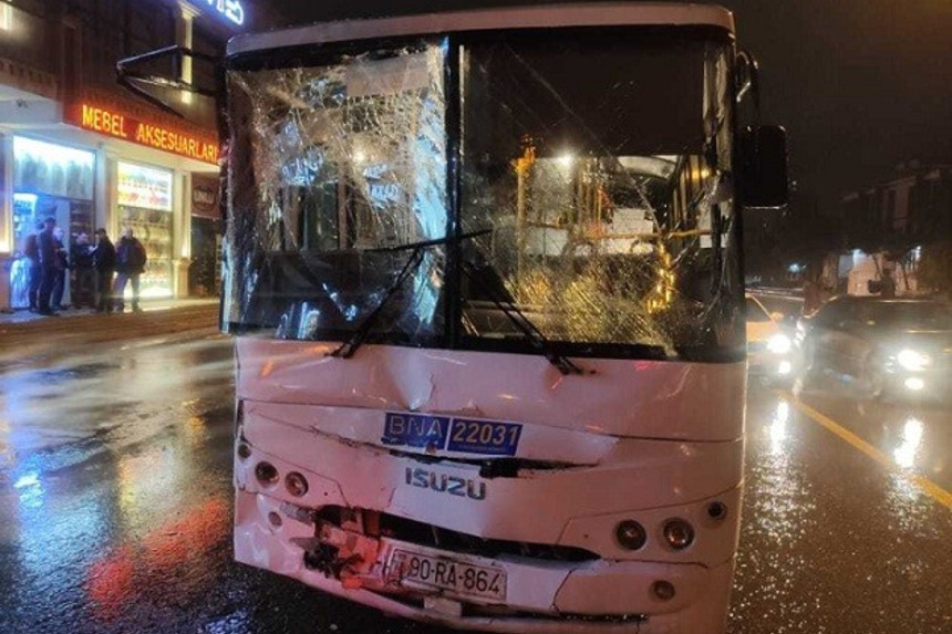 Bakıda iki marşrut avtobusu toqquşub, yaralılar var - FOTOLAR