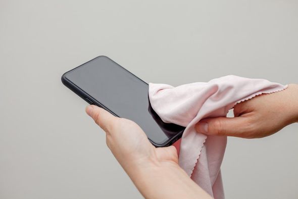 Epidemiya dövründə telefonların hansı yolla istifadəsi təhlükəsizdir? - FOTO