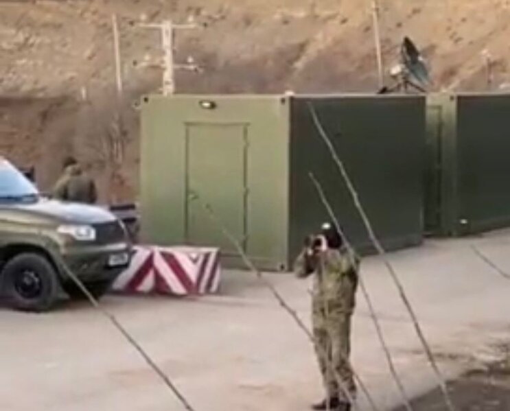 Sülhməramlılar yolu açdı - Etirazçılar yerlərində dayanıblar