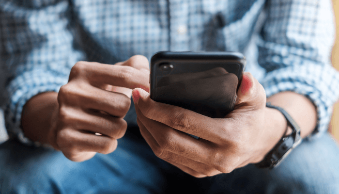 Bakıda görünməmiş dələduzluq: Tanışının telefonu oğurladı, anasına yazdı