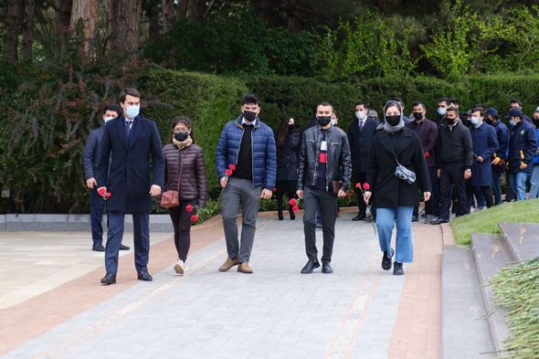 Gənclər təşkilatları ulu öndər Heydər Əliyevin məzarını ziyarət ediblər - FOTO