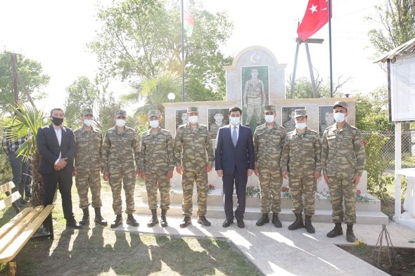 Xaçmazın İcra başçısı Aşağıoba və Aslanoba kəndlərində şəhidlərin məzarını ziyarət edib - FOTO