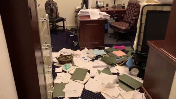 Kapitoli basqınında Pelosinin noutbukunda axtarış aparan kişi ölü tapıldı - FOTO/VİDEO