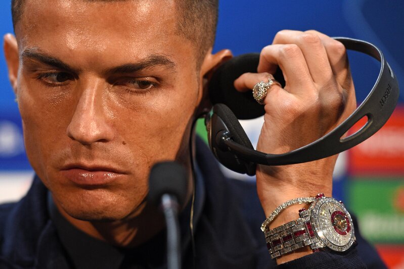 Saniyədə 1 avro qazanan Ronaldo: 1 milyonluq üzük, 8 milyonluq avtomobil - FOTO