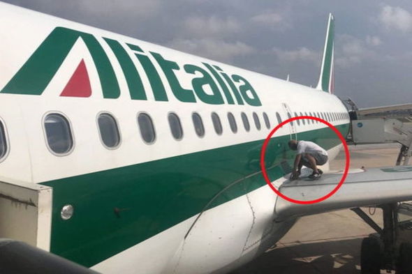 Təyyarədəki çatı yapışqan lentlə bağladı - FOTO