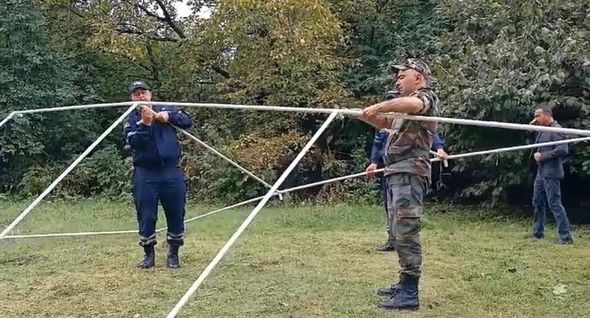 FHN evi yağışdan yararsız hala düşən sakin üçün çadır qurdu - FOTOLAR