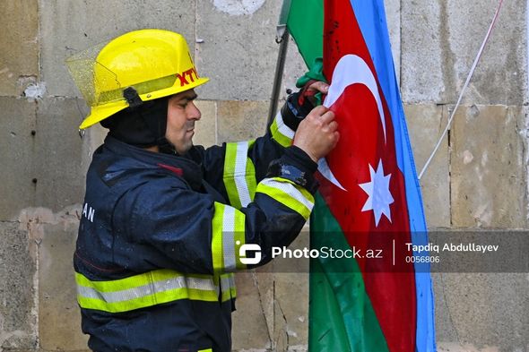 Azərbaycan və Türkiyə bayraqlarını yanğından mühafizə edən FHN əməkdaşları - FOTO