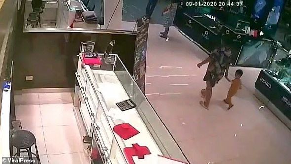 Qızıl mağazasını qarət edərkən uşağı öldürdü - VİDEO