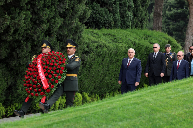 Yaşar Gülər ​​Fəxri və Şəhidlər xiyabanlarını ziyarət etdi