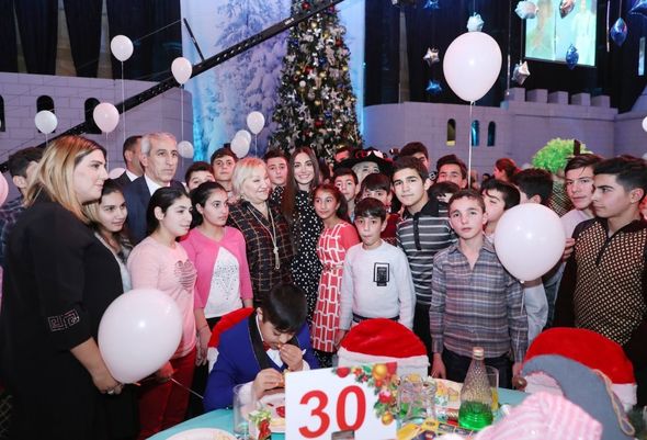 Birinci vitse-prezident Mehriban Əliyeva uşaqlar üçün keçirilmiş bayram şənliyində iştirak edib - FOTO/VİDEO