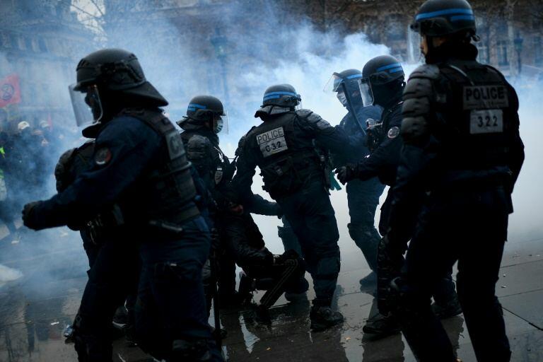 Fransada toqquşmalar zamanı 15 polis yaralandı
