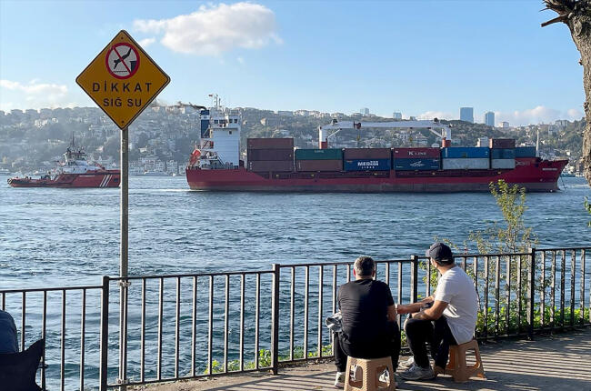 İstanbul Boğazında QORXULU ANLAR: sahilə bir neçə metr qalmış... - VİDEO