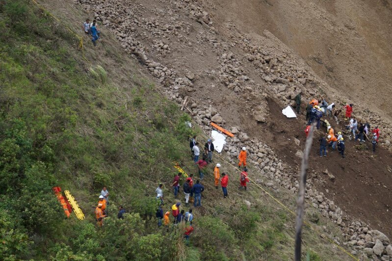 Torpaq sürüşməsi 19 nəfərin həyatına SON QOYDU