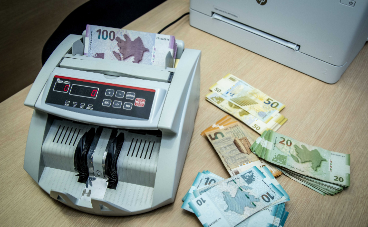 Manat yeni həftəyə belə başladı - MƏZƏNNƏLƏR
